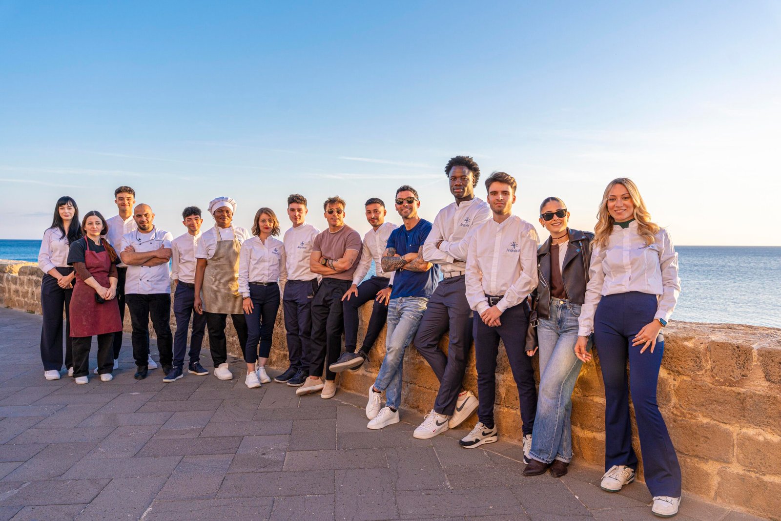 Team del bistró Angedras ad Alghero con vista mare – staff giovane e accogliente che incarna l’esperienza italiana creativa